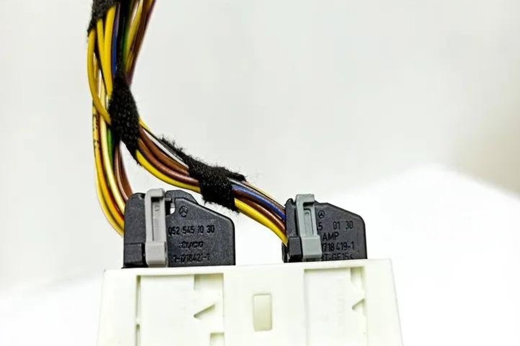 MERCEDES-BENZ E-Class W212/S212/C207/A207 (2009-2016) Tow Hook Control Unit A2129003704 28024048