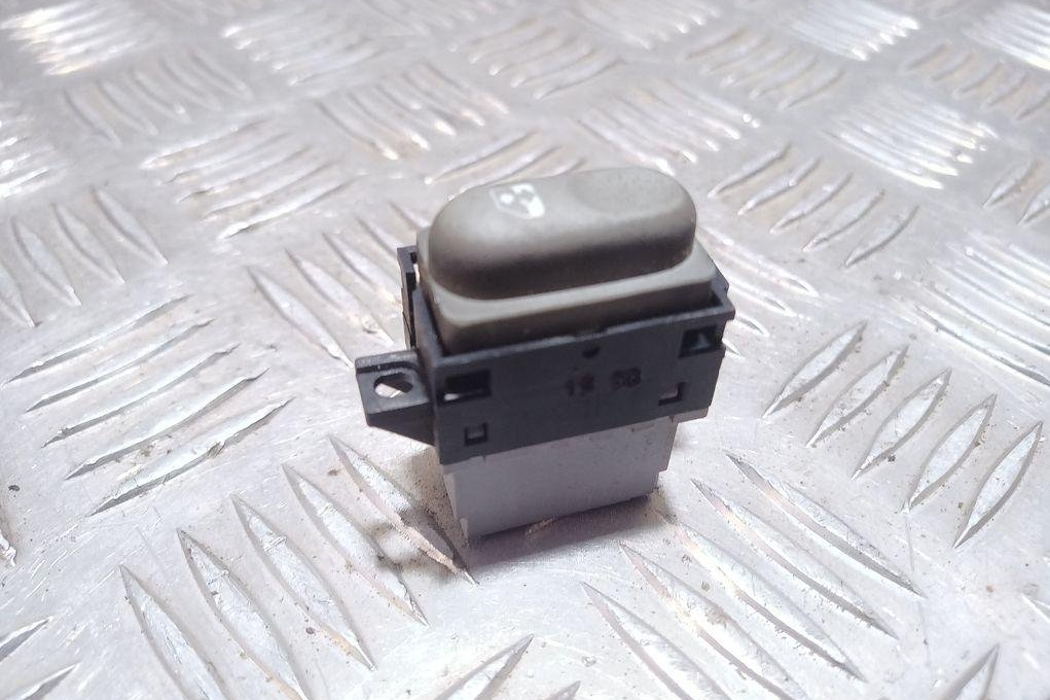 RENAULT Megane 1 generation (1995-2003) Aizmugurējo labo durvju loga pacelšanas slēdzis 7700433115 31378250