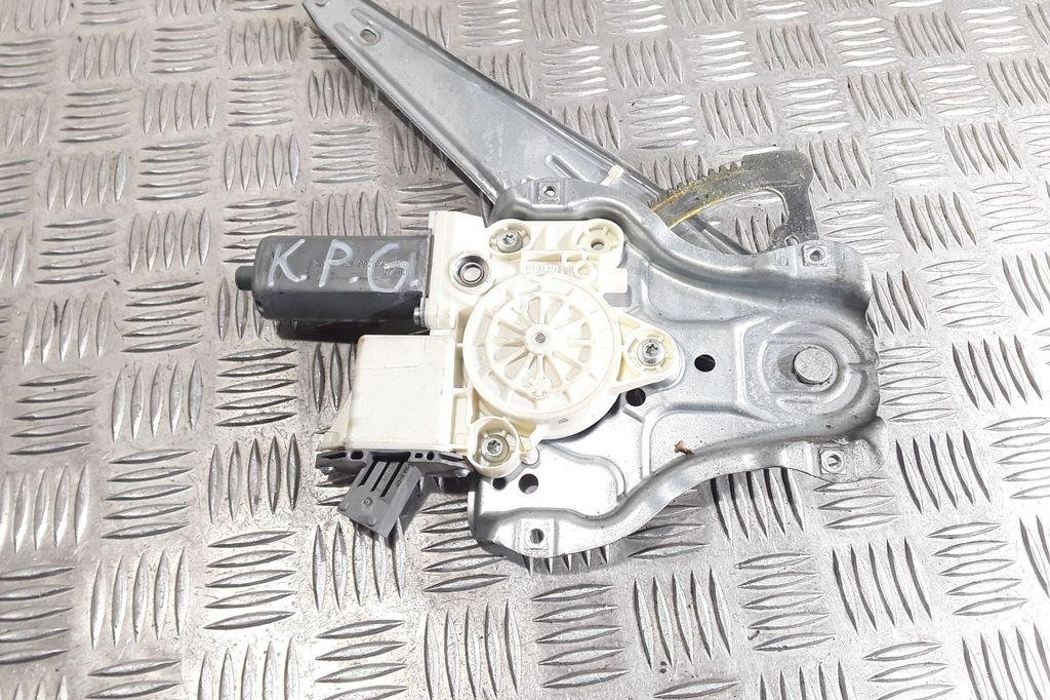 TOYOTA Avensis 2 generation (2002-2009) Aizmugurējo kreiso durvju logu pacēlājs 32378398