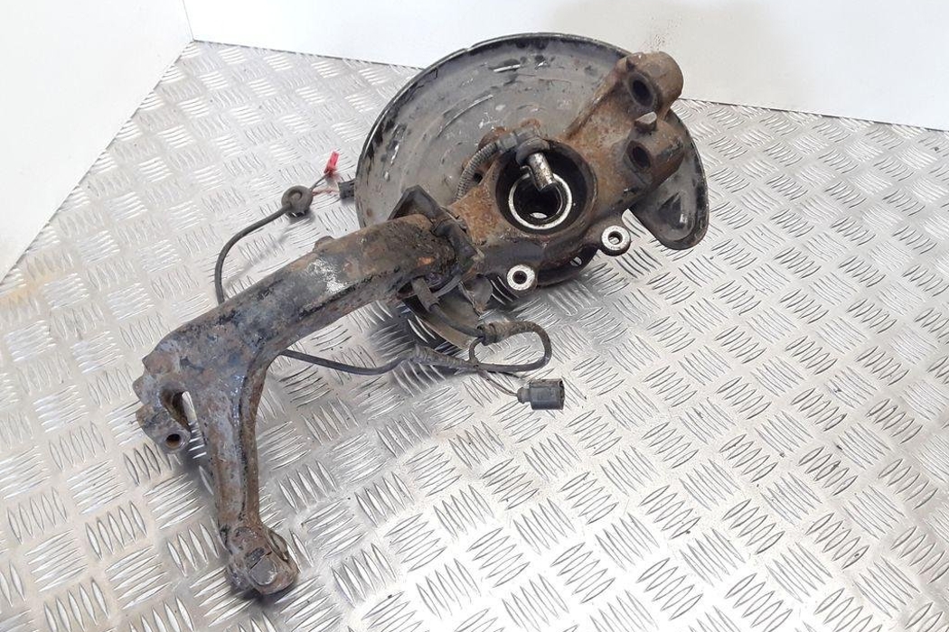 SKODA Superb 1 generation (2001-2008) Front Left Wheel Hub 32389852