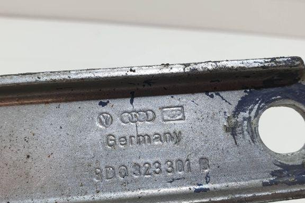 AUDI A4 B7/8E (2004-2008) Front Left Bonnet Hinge 8D0823301D 32267914