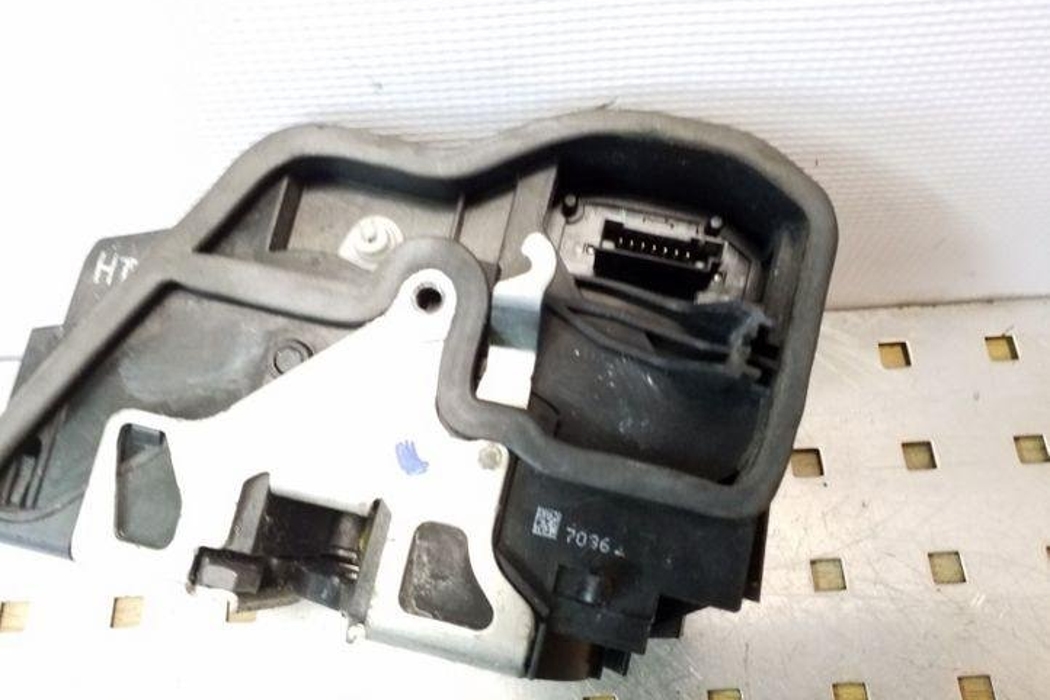 BMW 5 Series E60/E61 (2003-2010) Aizmugurējo kreiso durvju slēdzene 7036171 25117739