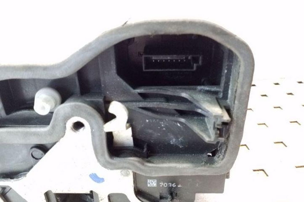 BMW 5 Series E60/E61 (2003-2010) Aizmugurējo kreiso durvju slēdzene 7036171 25117739