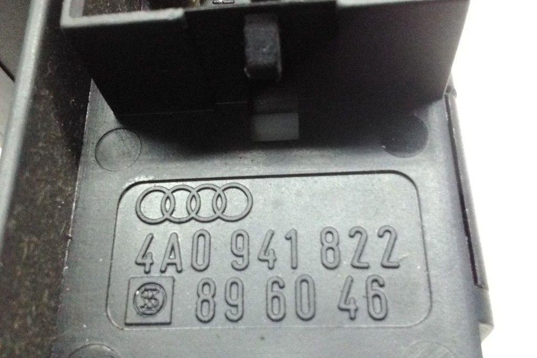 AUDI A4 B5/8D (1994-2001) Блок запобіжників 4A0941822 20333590