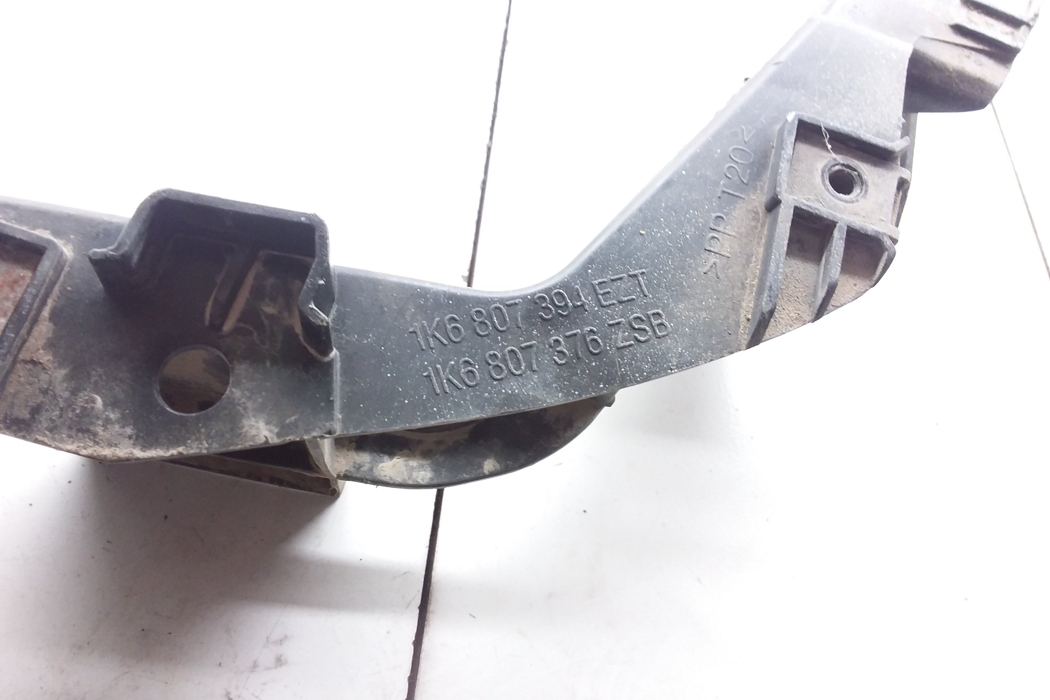 VOLKSWAGEN Golf 5 generation (2003-2009) Rear Right Bumper Bracket 1K6807394,1K6807376 31517813