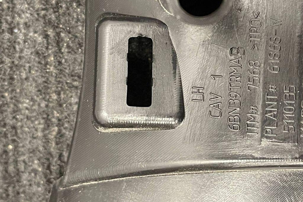 DODGE Ram 4 generation (2008-2023) Aizmugurējā kreisā statnes apdare 6BN39TRMAB 32191765