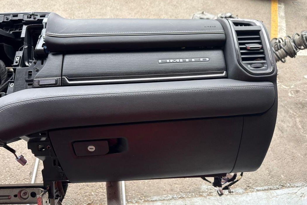 DODGE Ram 4 generation (2008-2023) Dashboard 32203884