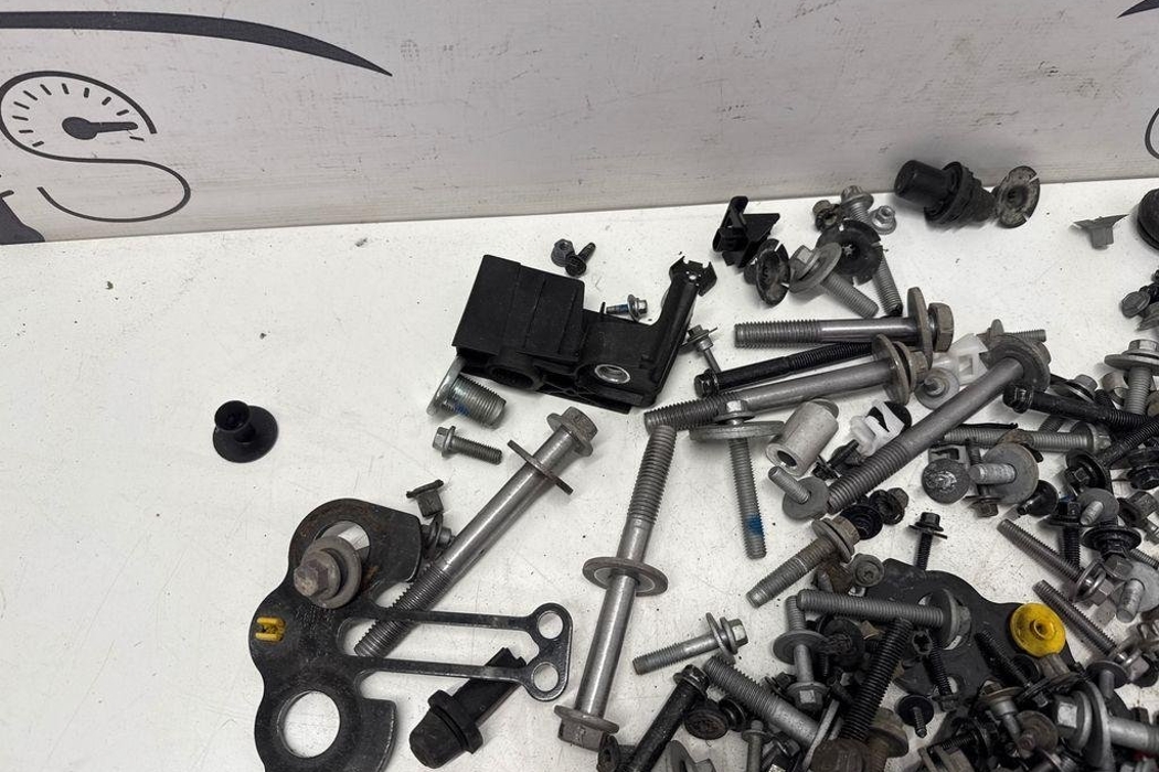 VOLVO XC60 2 generation (2017-2024) Bolts 32205515