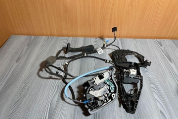 BMW X7 G07 (2018-2024) Aizmugurējo kreiso durvju slēdzene 9464881 32187741