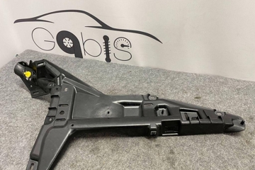 TESLA Model S 1 generation (2012-2024) Aizmugurējā labā bampera stiprinājums 100927300E 32188895