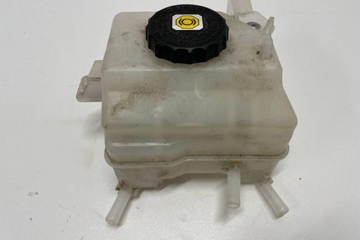 TOYOTA RAV4 5 generation (XA50) (2018-2024) Brake Fluid Tank 32195437