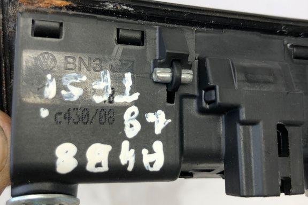 AUDI A4 B8/8K (2011-2016) Bagāžas nodalījuma rokturis 32207664