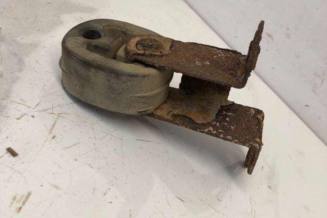 AUDI A4 B8/8K (2011-2016) Exhaust Hanger Bracket 3D0253147G 32207752
