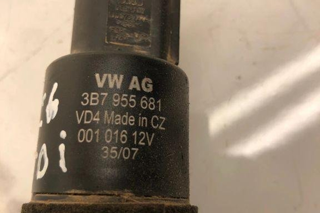 AUDI A6 C8/4K (2018-2024) Headlight washer motor 67126973097,67128377613,1209387,001016V,1J0973722A,1J0955681,67120154875,5ND955681,67128362157,MR911031,3B0955681A,1112804,3B7955681 32208797