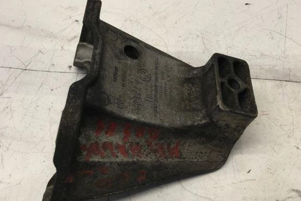 BMW 5 Series E60/E61 (2003-2010) Gearbox Mount Bracket 6761108,2231,24168110 32209292