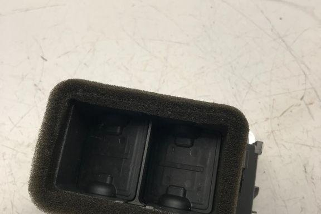 AUDI A6 C6/4F (2004-2011) Vzduchové mriežky stredovej konzoly 4F0819203B 32209842