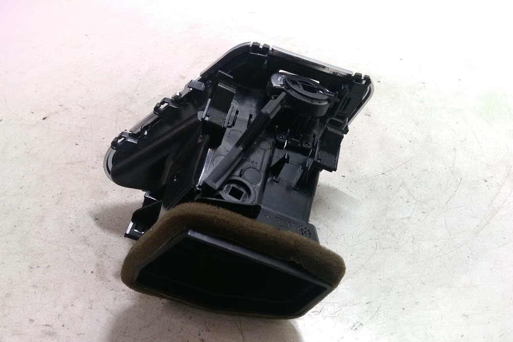 AUDI A4 B7/8E (2004-2008) Вентиляционные отверстия в приборной панели 8T2820902 29894336
