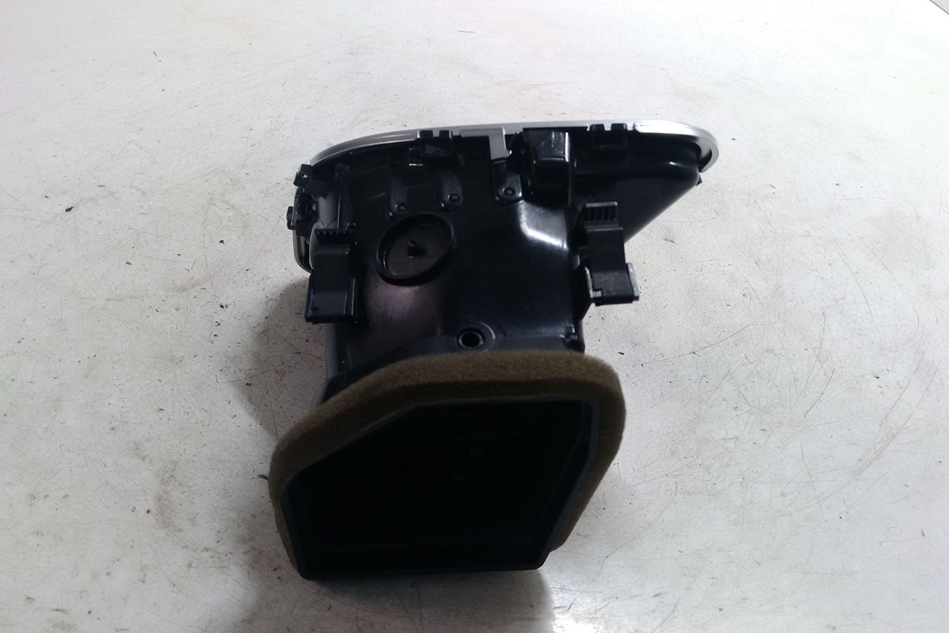 AUDI A4 B7/8E (2004-2008) Вентиляционные отверстия в приборной панели 8T2820902 29894336