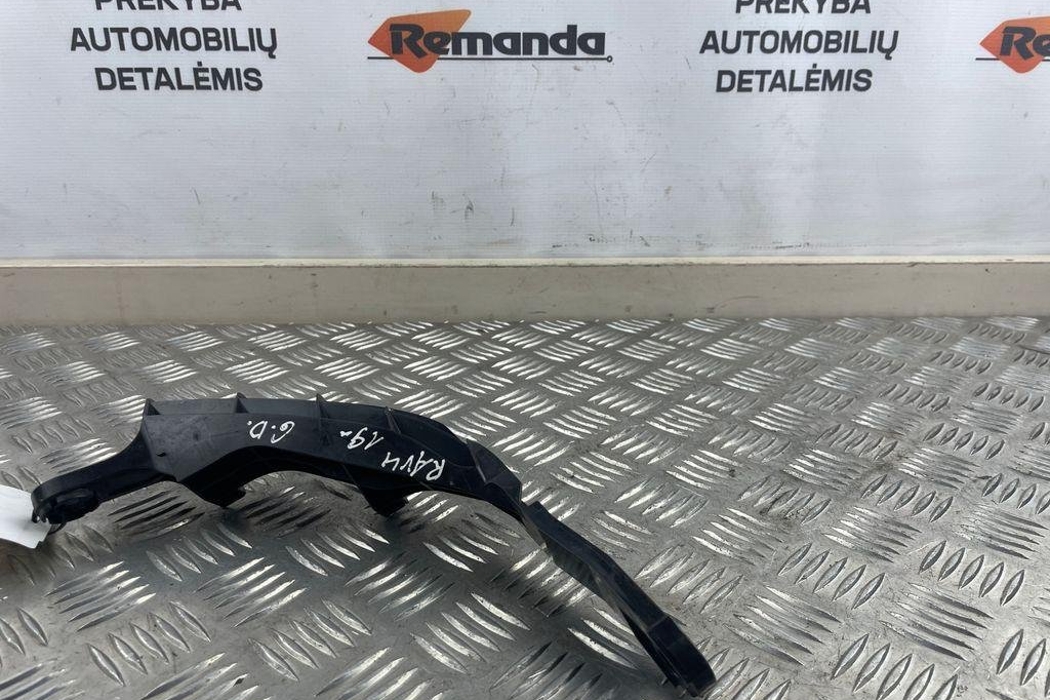 TOYOTA RAV4 5 generation (XA50) (2018-2024) Aizmugurējā labā bampera stiprinājums 5256242060 31580449