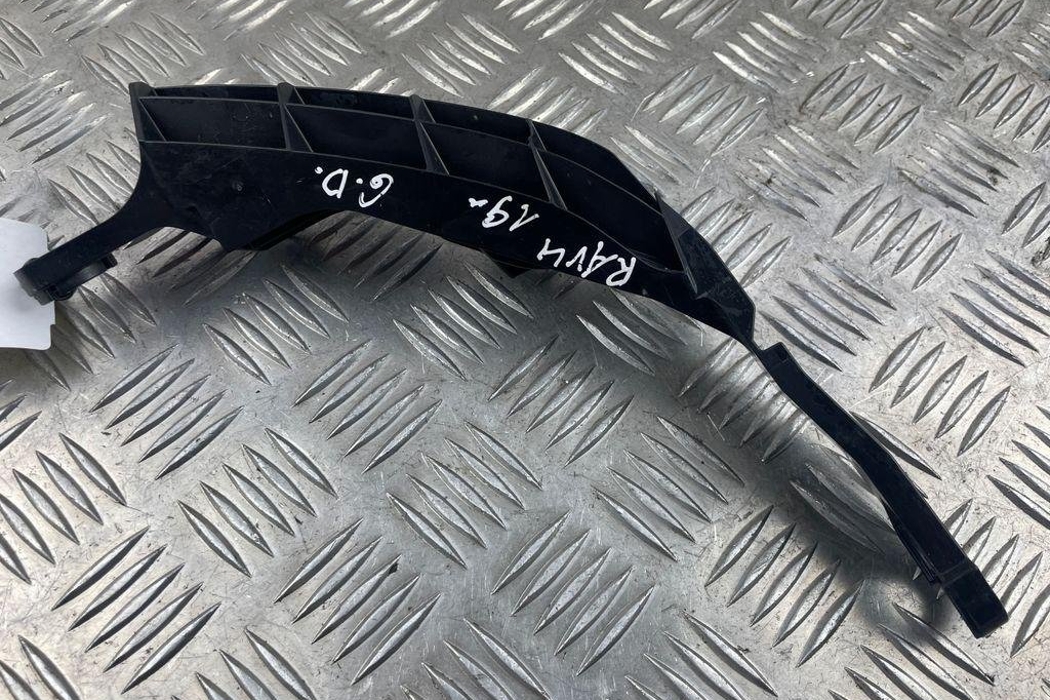 TOYOTA RAV4 5 generation (XA50) (2018-2024) Aizmugurējā labā bampera stiprinājums 5256242060 31580449