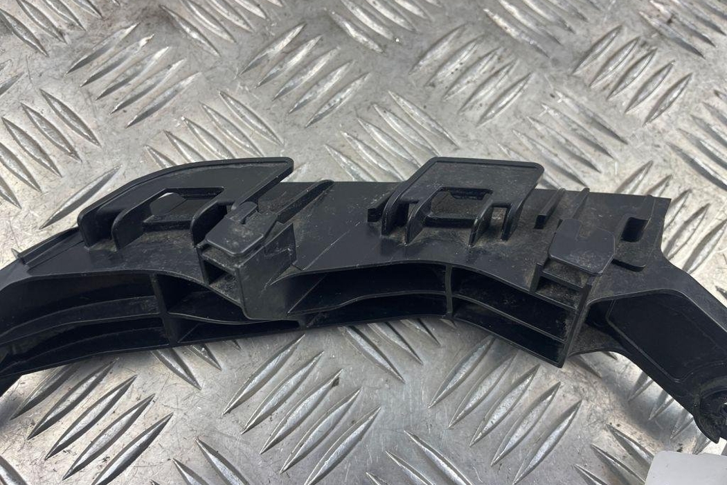 TOYOTA RAV4 5 generation (XA50) (2018-2024) Aizmugurējā labā bampera stiprinājums 5256242060 31580449