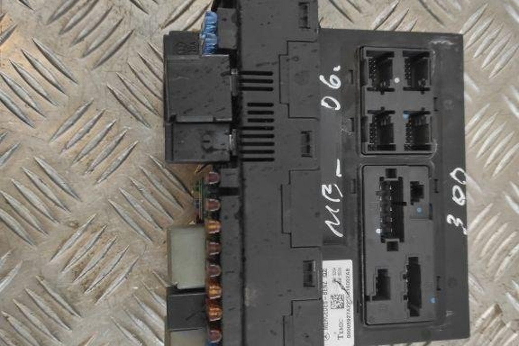MERCEDES-BENZ E-Class W211/S211 (2002-2009) Fuse box 2115454201 31584734
