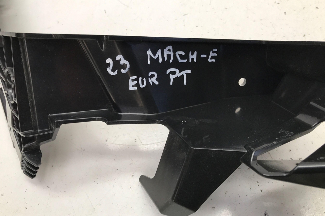 FORD USA Mustang Mach-E 1 generation (2020-2024) Aizmugurējā labā bampera stiprinājums LJ8B17E850AE 30191674