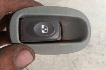 RENAULT Megane 1 generation (1995-2003) Aizmugurējo kreiso durvju loga pacēlāja slēdži 7700836267 31512311