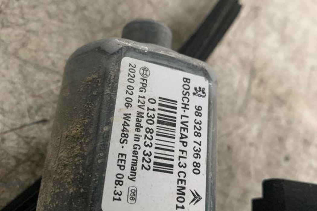 CITROËN C4 Cactus 1 generation (2014-2024) Priekšējo labo durvju logu pacēlājs 9833196080 32115813