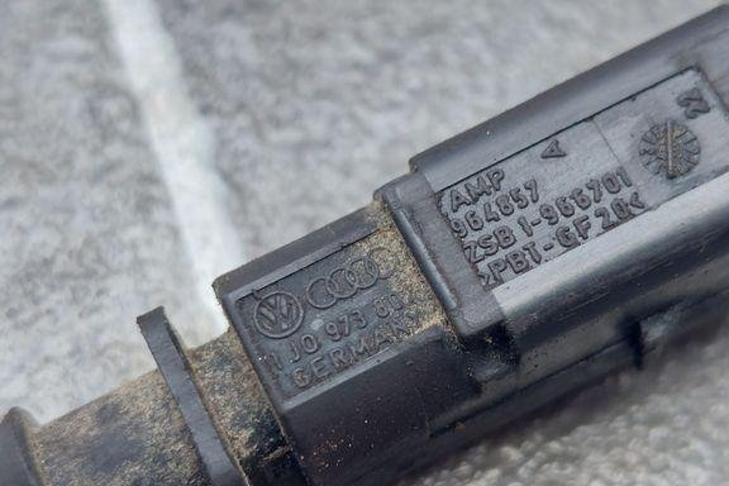 VOLKSWAGEN Touran 1 generation (2003-2015) Motora pārsega slēdzene 1J0973802 31479970