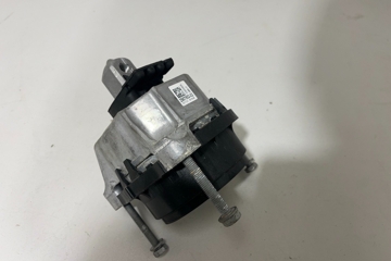 BMW X7 G07 (2018-2024) Dzinēja stiprinājums/spilvens labajā pusē 2987952,6860472 32096005