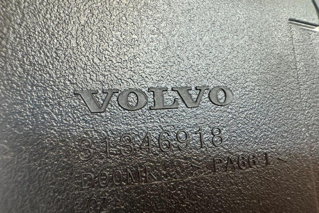 VOLVO XC60 2 generation (2017-2024) Крышка блока предохранителей 31346918 31140168