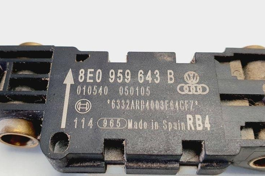 AUDI A4 B7/8E (2004-2008) Боковой датчик удара левый 050105,8E0959643B 31065767