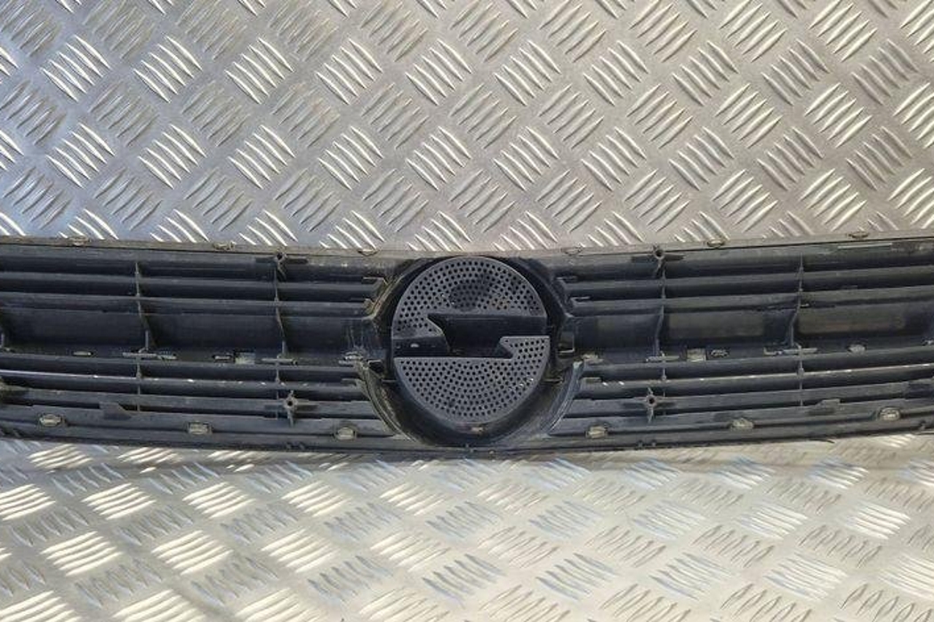 OPEL Vectra C (2002-2005) Radiatora reste 13106811,464192822 31071098