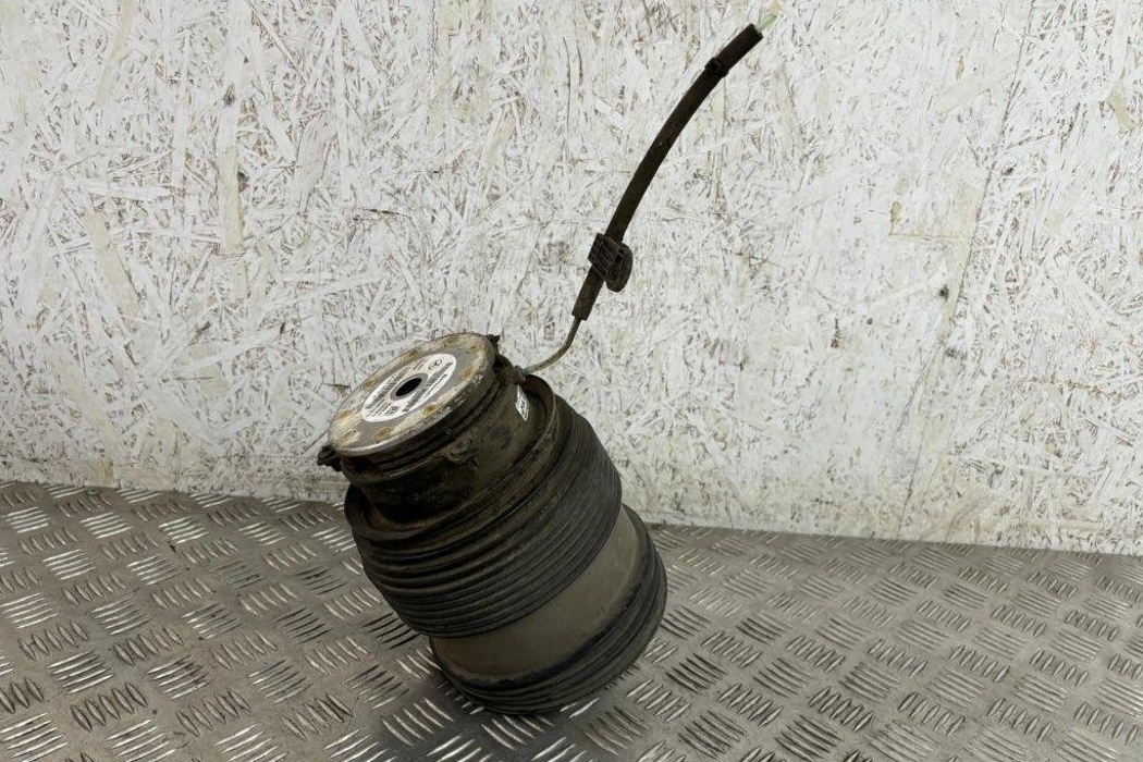 MERCEDES-BENZ C-Class W205/S205/C205 (2014-2023) Aizmugurējais kreisais gaisa balstiekārtas spilvens A2053200725 31829731