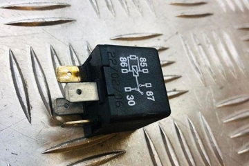 AUDI A8 D3/4E (2002-2010) Relays 8D0951253A 31815216