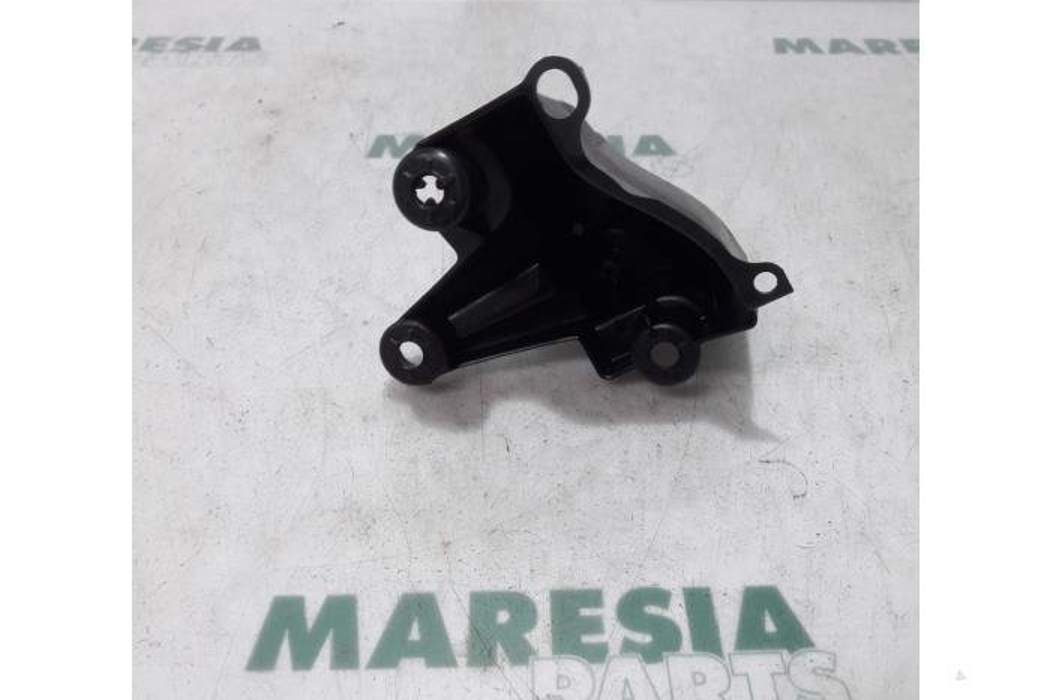 PEUGEOT 3008 1 generation (2010-2016) Aizmugurējā labā bampera stiprinājums 9683195680,7416Q0 27375564