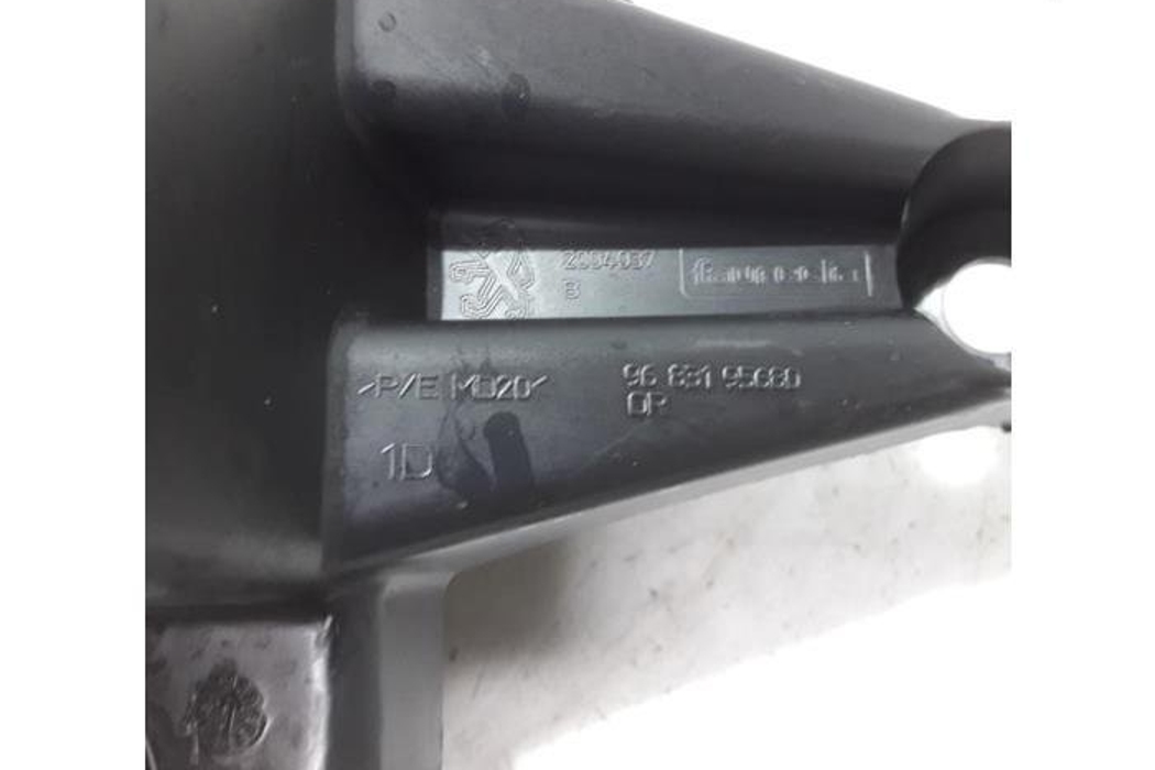 PEUGEOT 3008 1 generation (2010-2016) Aizmugurējā labā bampera stiprinājums 9683195680,7416Q0 27375564
