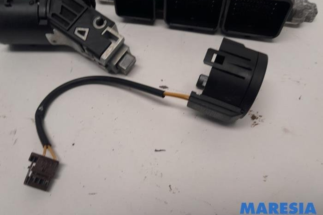 PEUGEOT 208 Peugeot 208 (2012-2015) Motora vadības bloks 9805895780,1612859880,9807531680,1611427780,1663364780,1608682880,9673257480,9663123380,V29035181,1608094980,142370909,20906961 27756664
