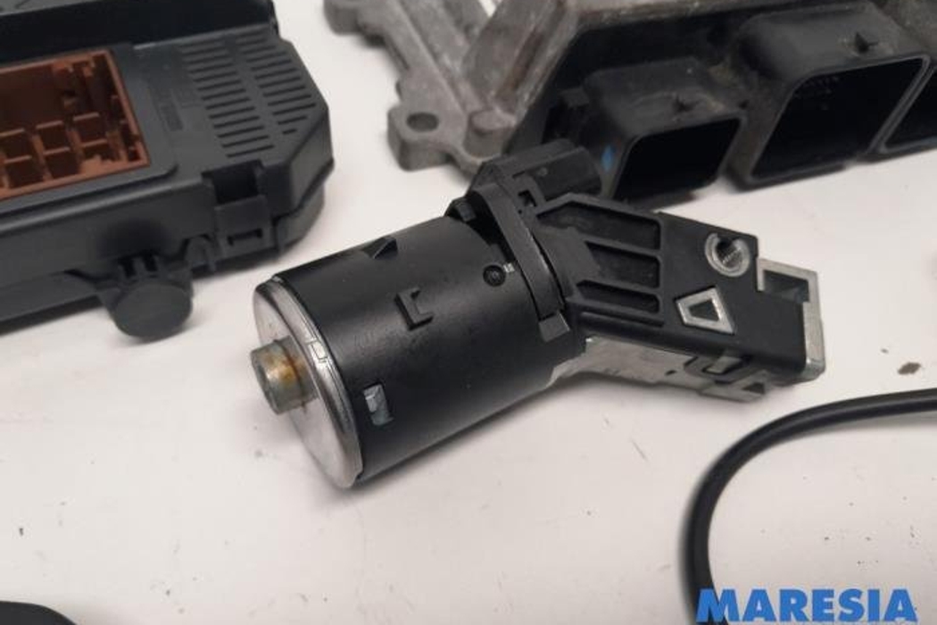 PEUGEOT 208 Peugeot 208 (2012-2015) Motora vadības bloks 9805895780,1612859880,9807531680,1611427780,1663364780,1608682880,9673257480,9663123380,V29035181,1608094980,142370909,20906961 27756664
