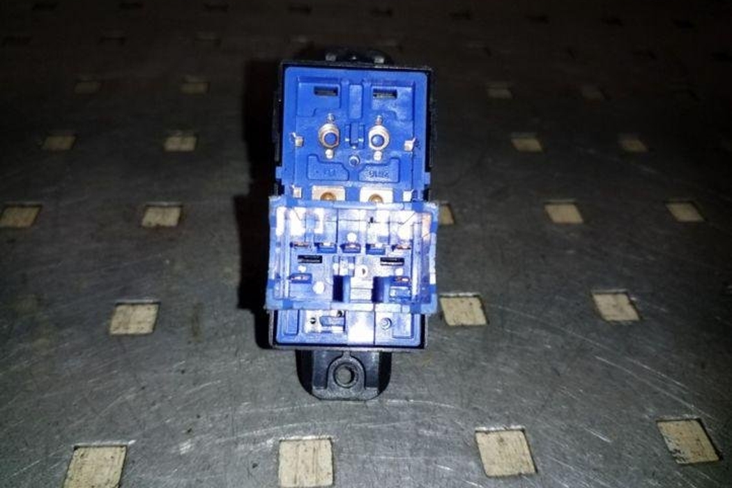 KIA Rio 3 generation (2011-2017) Кнопка стеклоподъемника задней левой двери 202007550 26083753