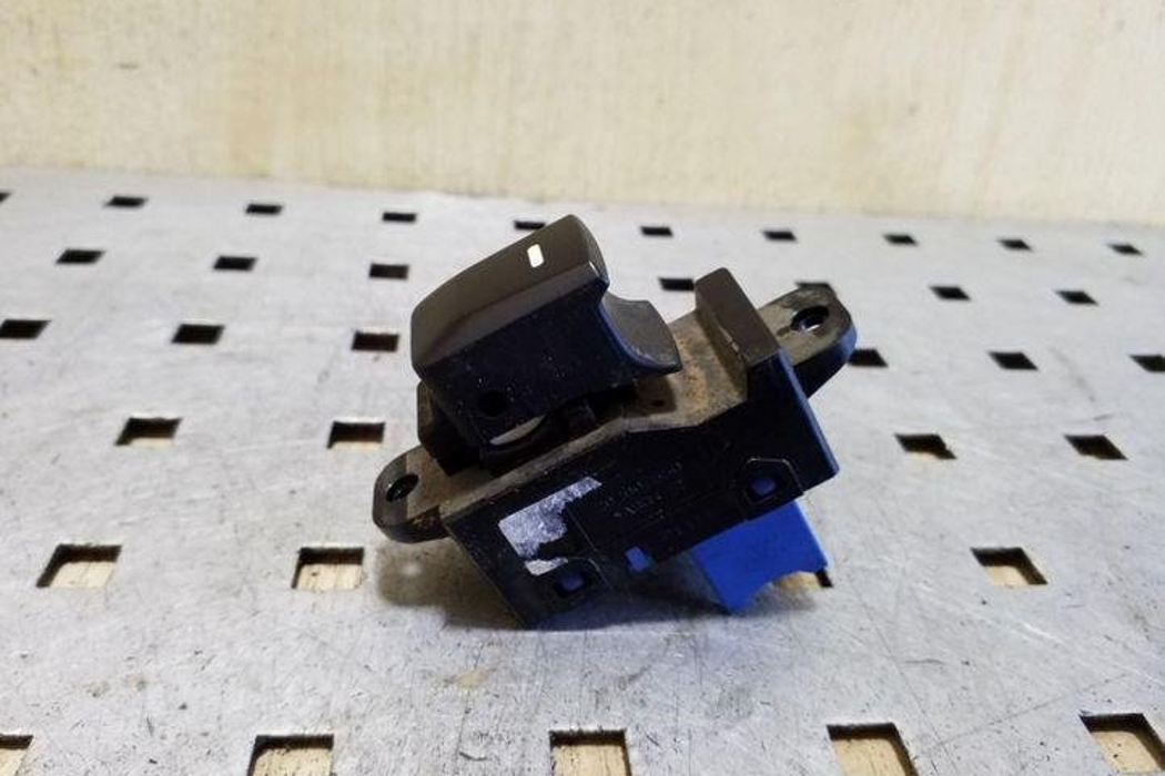 KIA Rio 3 generation (2011-2017) Кнопка стеклоподъемника задней левой двери 202007550 26083753