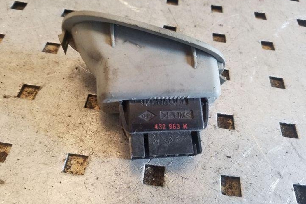 RENAULT Megane 1 generation (1995-2003) Aizmugurējo kreiso durvju loga pacēlāja slēdži 7700836267,432963K 26118459
