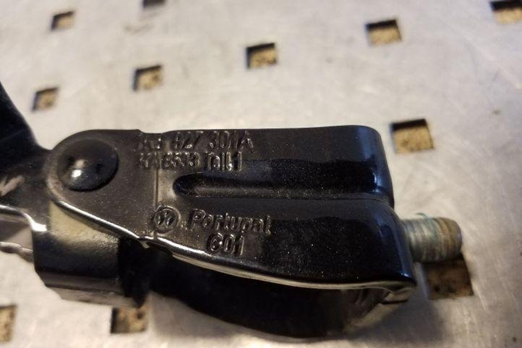 VOLKSWAGEN Scirocco 3 generation (2008-2020) Labās puses bagāžnieka eņģe 1K8827301A 26147829
