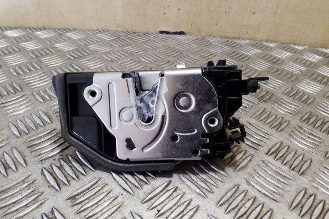 BMW X3 F25 (2010-2017) Aizmugurējo kreiso durvju slēdzene 7202147 26210287
