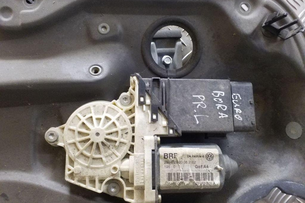 VOLKSWAGEN Bora 1 generation (1998-2005) Aizmugurējo kreiso durvju logu pacēlājs 1J4837755E 32168752