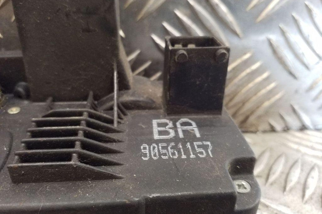 OPEL Astra G (1998-2009) Aizmugurējo kreiso durvju slēdzene 90561157 32171897