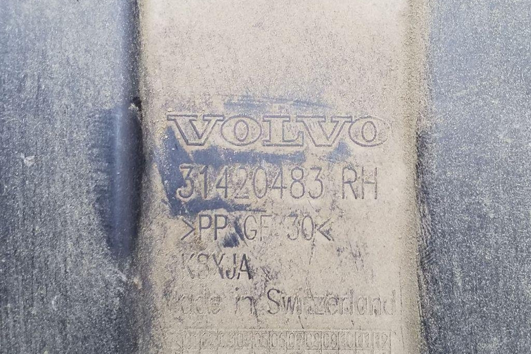 VOLVO XC60 2 generation (2017-2024) Задняя средняя нижняя защита 31420483 32173960