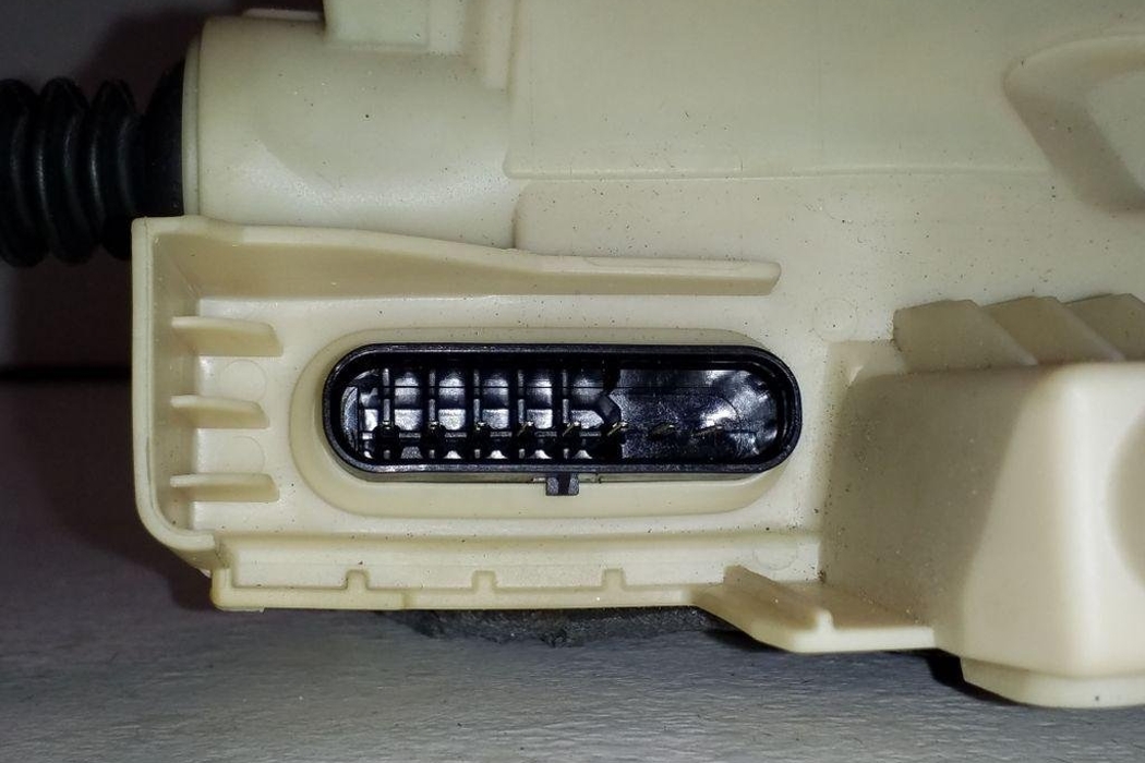 VOLVO XC60 2 generation (2017-2024) Aizmugurējo kreiso durvju slēdzene V040273 32178732