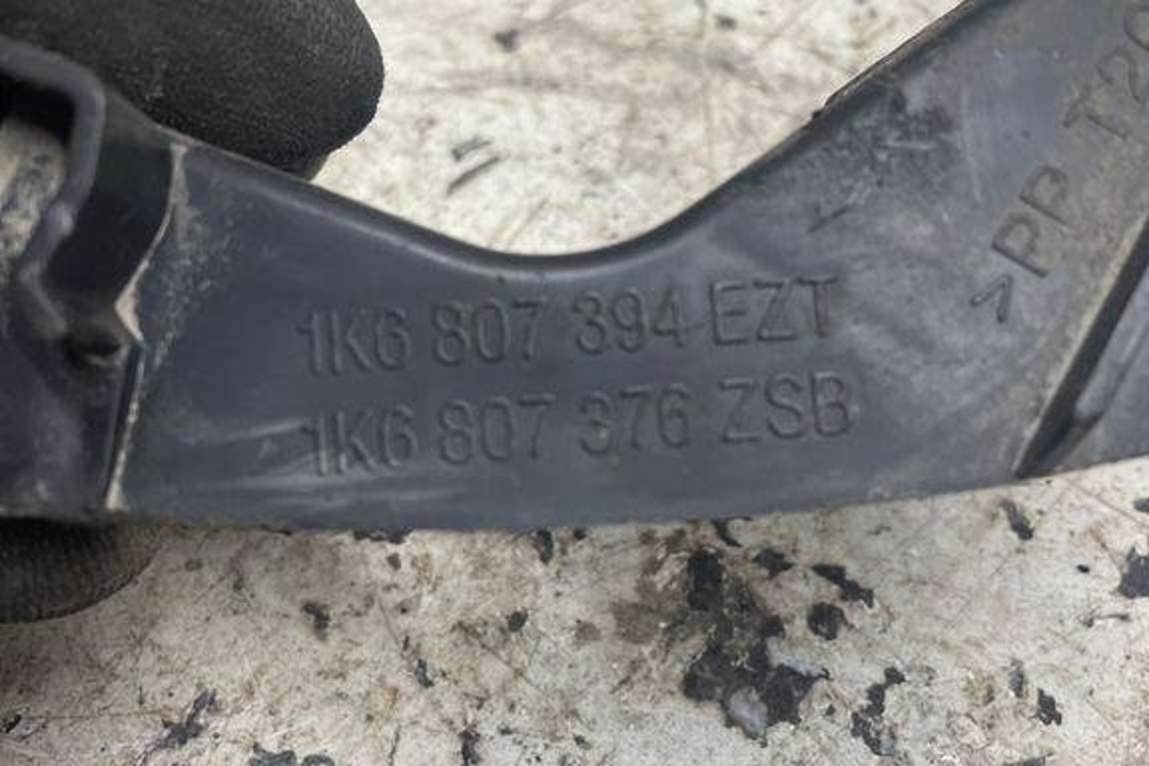 VOLKSWAGEN Golf 8 generation (2019-2023) Aizmugurējā labā bampera stiprinājums 1K6807394 30345610